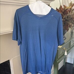 lululemon athletica Men's Short Sleeve Blue Tee